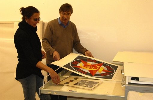 Kunstschulleiter Albrecht Weckmann begutachtet mit Ina Penßler vom Kunstbüro Teile der Sammlung, hier Werke von Robert Indiana. Foto: Jens Noll